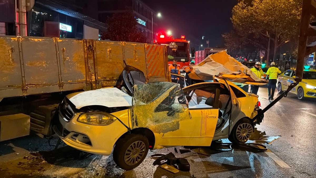 Beyoğlu'nda 5 Araç Birbirine Girdi: Maddi Hasar