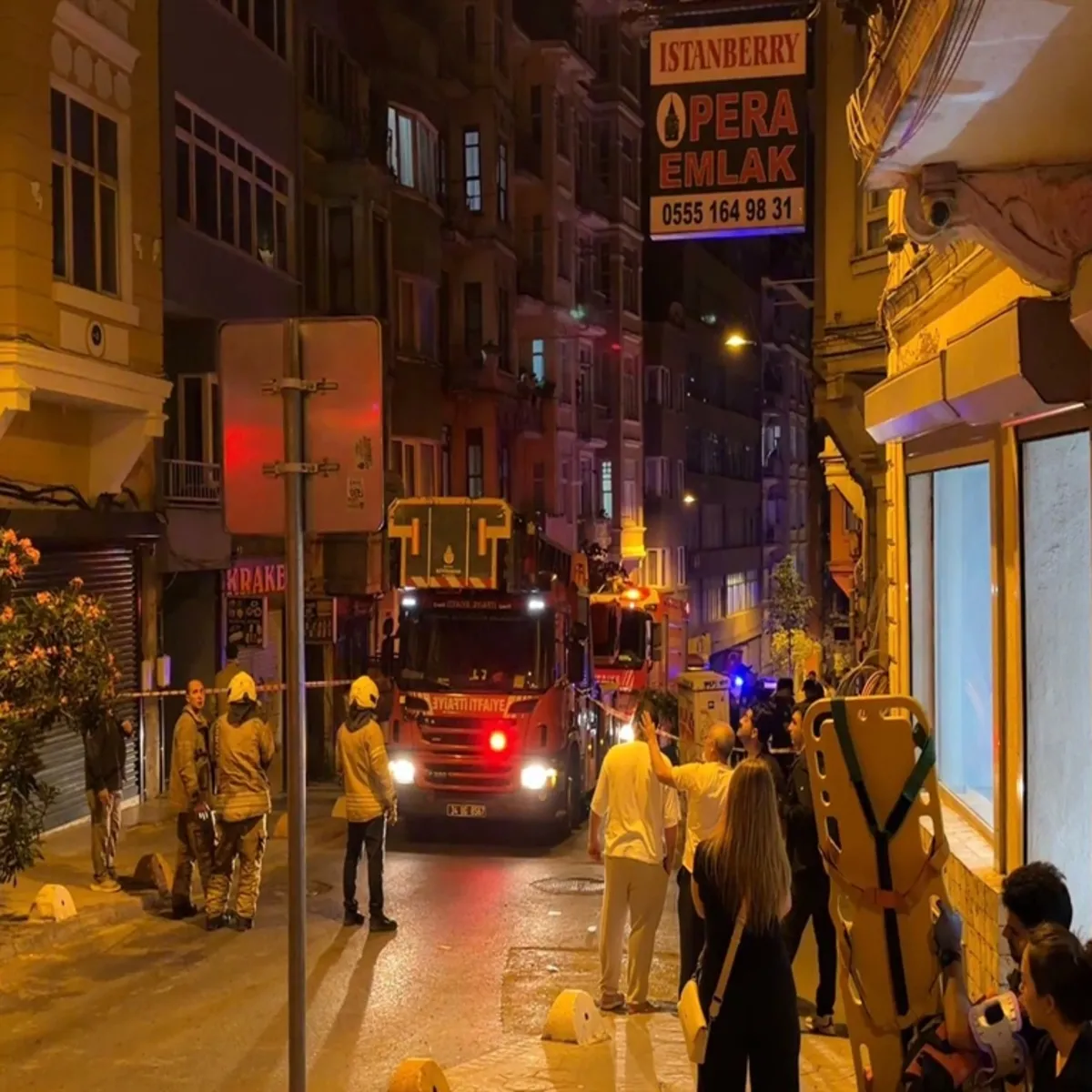Beyoğlu'nda gece yarısı panik: 5 katlı bina tahliye edildi