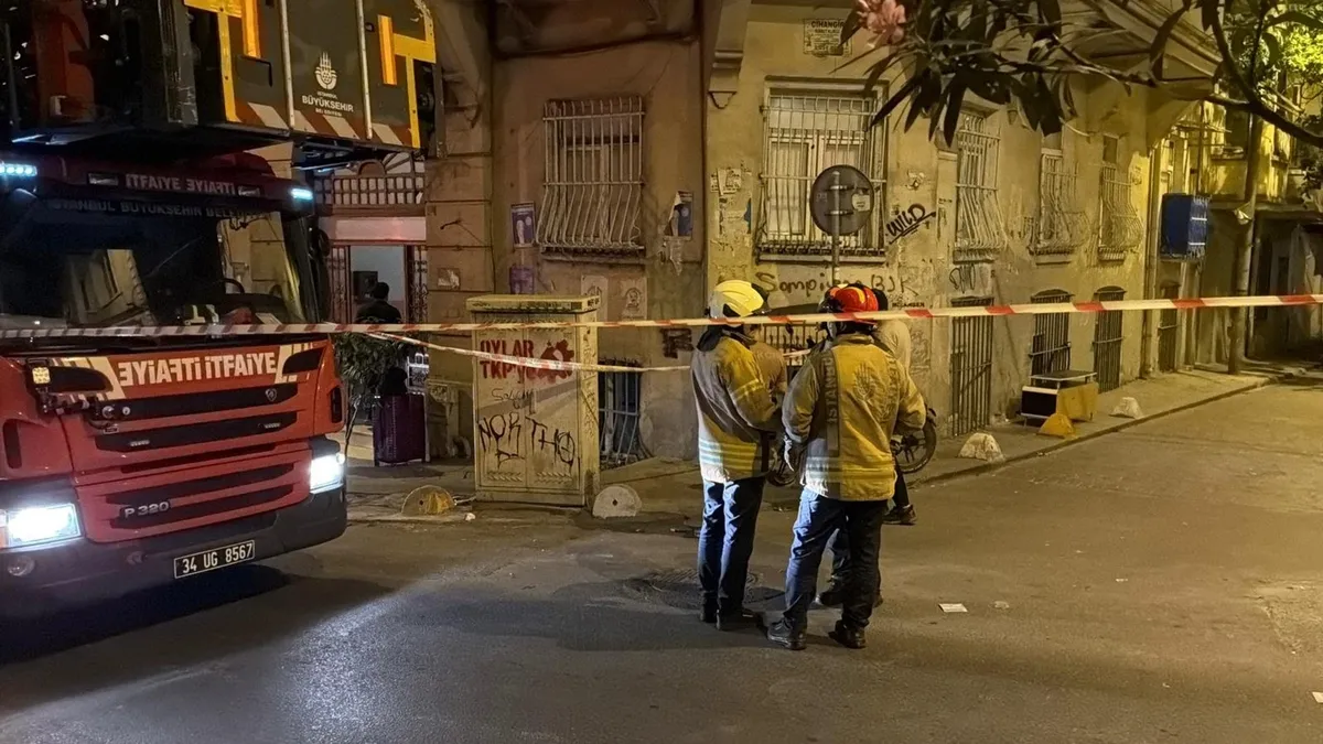 Beyoğlu'nda 5 Katlı Binada Duvar Çöktü: Bina Mühürlendi