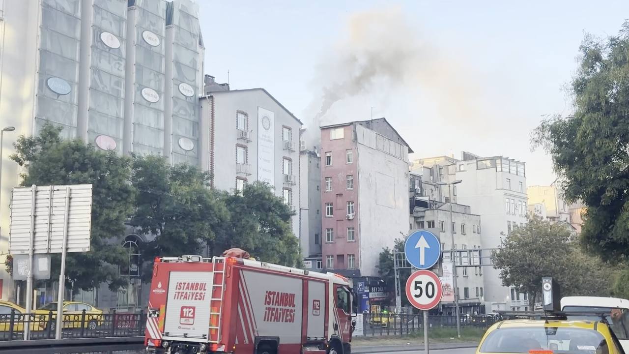 Beyoğlu'nda 6 Katlı İş Yerinde Yangın: Çatıyı Saran Alevler Söndürüldü