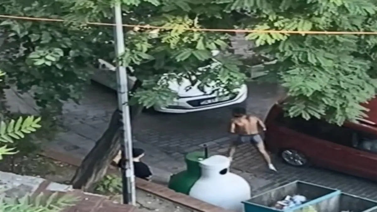 Beyoğlu'nda Çıplak Şahıs Motosikletin Önüne Atladı, Sopayla Dövüldü