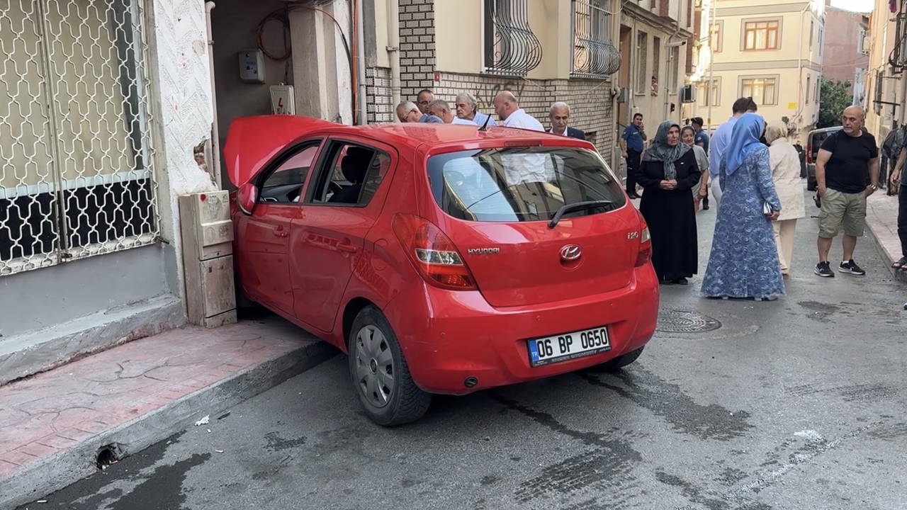 Beyoğlu'nda Düğün Konvoyunda Kaza: Damadın Amcası Direksiyon Hakimiyetini Kaybetti