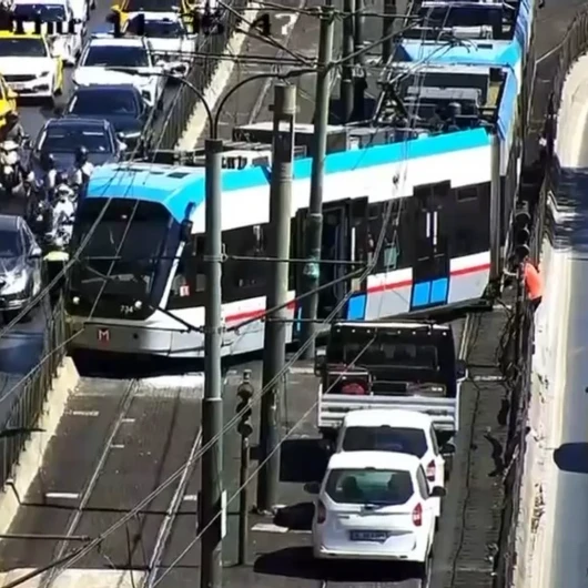 Beyoğlu Fındıklı'da Tramvay Raydan Çıktı: Yolcular Tahliye Edildi