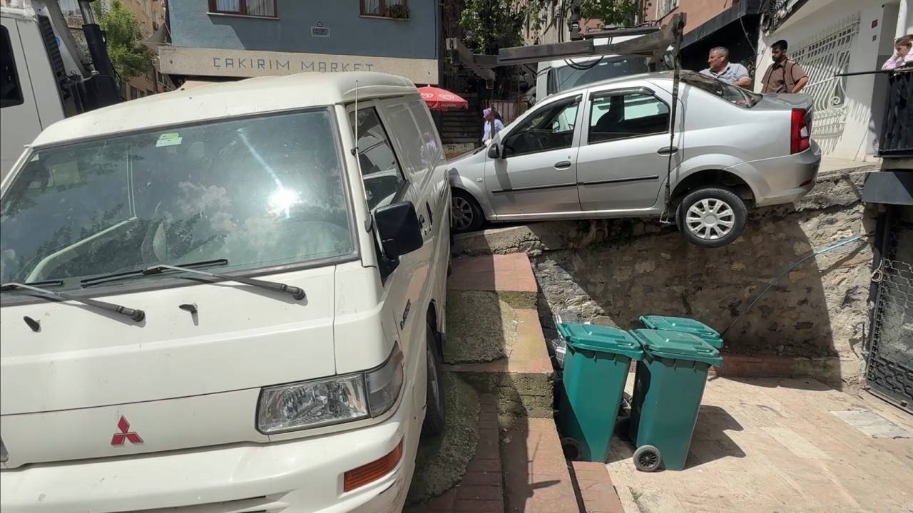 Beyoğlu'nda Kargo Aracı Park Halindeki Otomobile Çarptı: Araç Askıda Kaldı