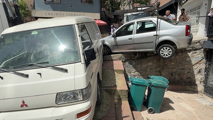 Beyoğlu'nda Kayan Kargo Aracı Aynı Otomobile İkinci Kez Çarptı