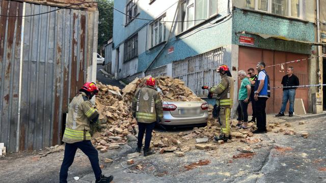 Beyoğlu'nda Metruk Bina Çöktü: Araç Kullanılamaz Hale Geldi