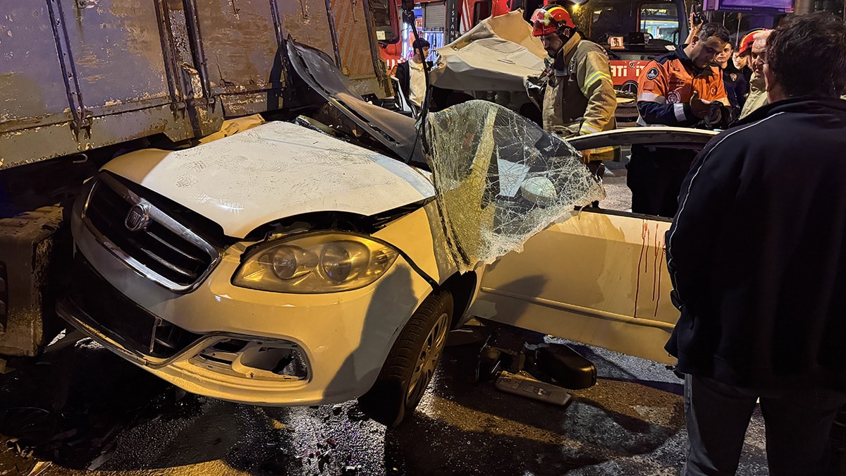 Beyoğlu'nda Otomobil Taksiye Çarptı: 3 Yaralı