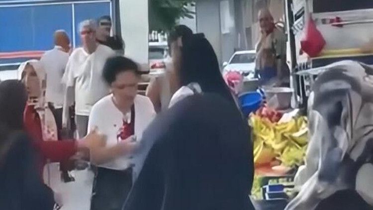 Beyoğlu'nda semt pazarında ürün seçme kavgası: Kadın yaralandı, esnaf tutuklandı