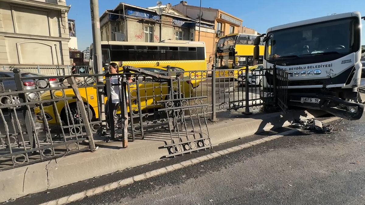 Beyoğlu'nda yol yıkama aracı refüje çarptı: Sürücü yaralandı