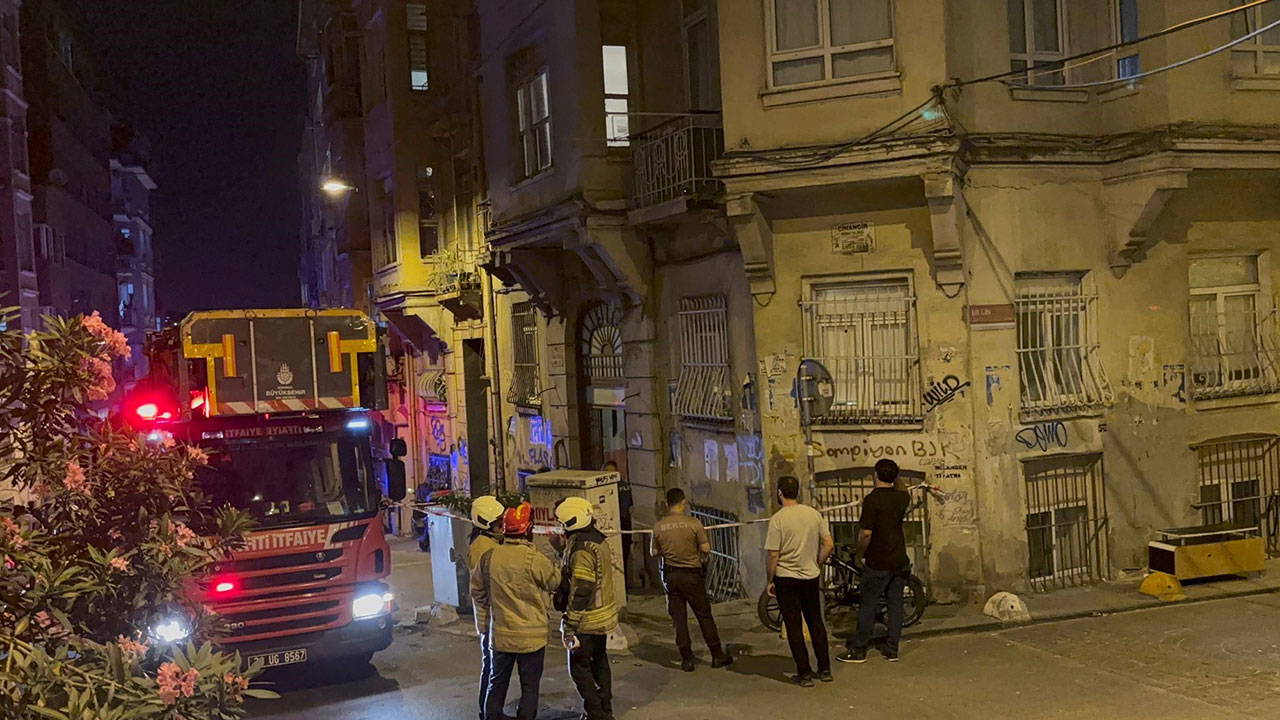 Beyoğlu'nda 5 katlı binada kısmi çökme: Tahliye ve mühürleme