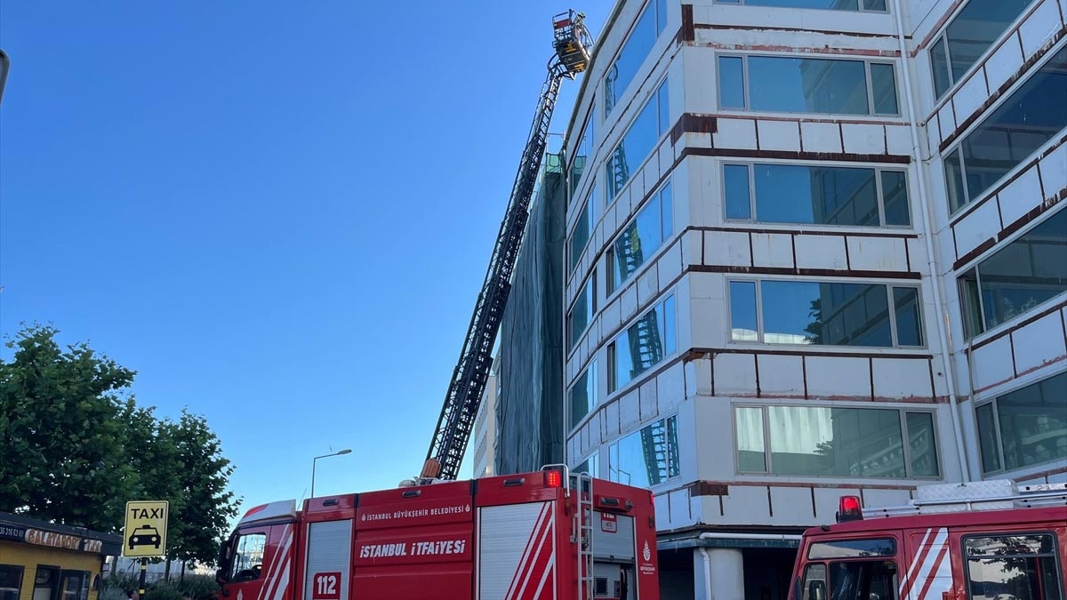 Beyoğlu'nda 6 katlı binada yangın söndürüldü
