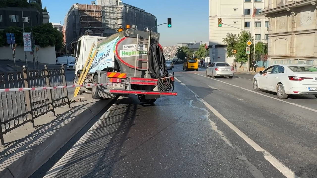 Beyoğlu'nda belediye yol yıkama aracı kaza yaptı: Refüje çarptı