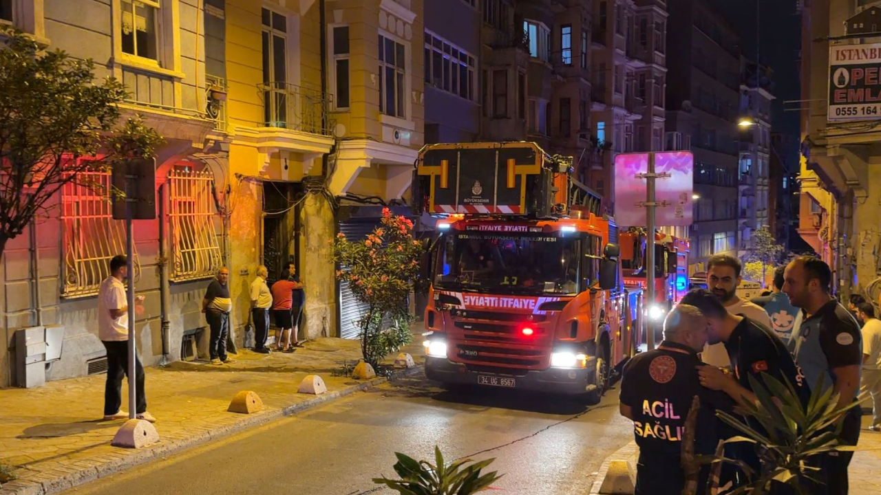 Beyoğlu'nda duvar çöktü: Bina tahliye edildi, 1 yaralı