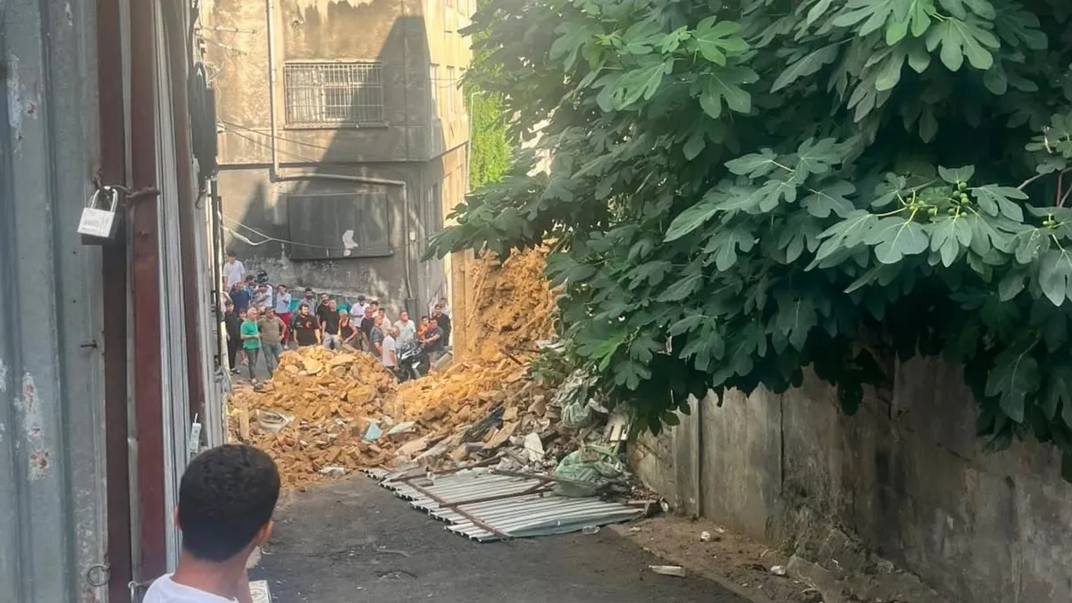 Beyoğlu'nda metruk bina çöktü, otomobil enkaz altında kaldı