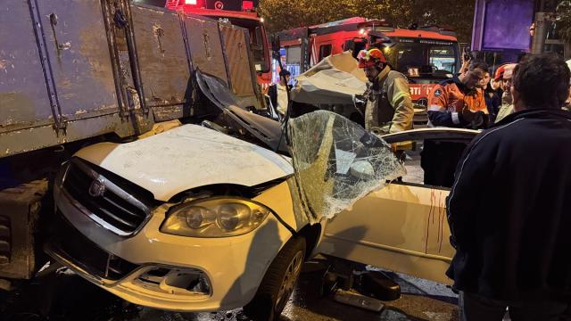 Beyoğlu'nda Taksiye Çarpan Otomobil Kamyonet Altına Girdi: 3 Yaralı