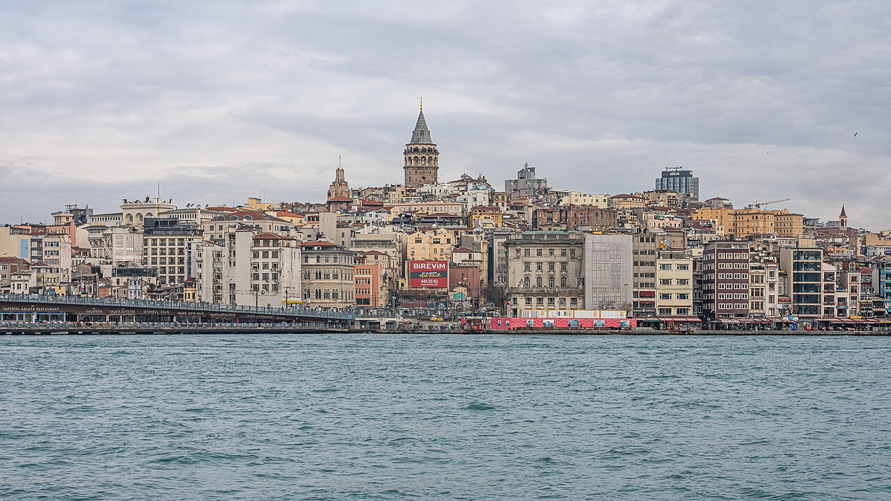 Beyoğlu'nda Yarı Çıplak Şahıs Ortalığı Karıştırdı: Vatandaşlar Müdahale Etti