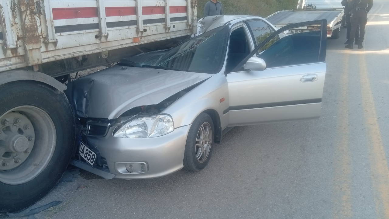 Beypazarı'nda Park Halindeki TIR'a Çarpan Otomobilde 4 Kişi Yaralandı