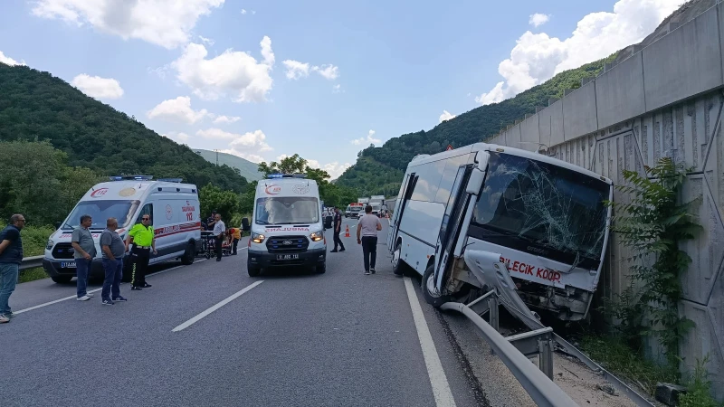 Bilecik'te midibüs tıra çarptı: 12 yaralı
