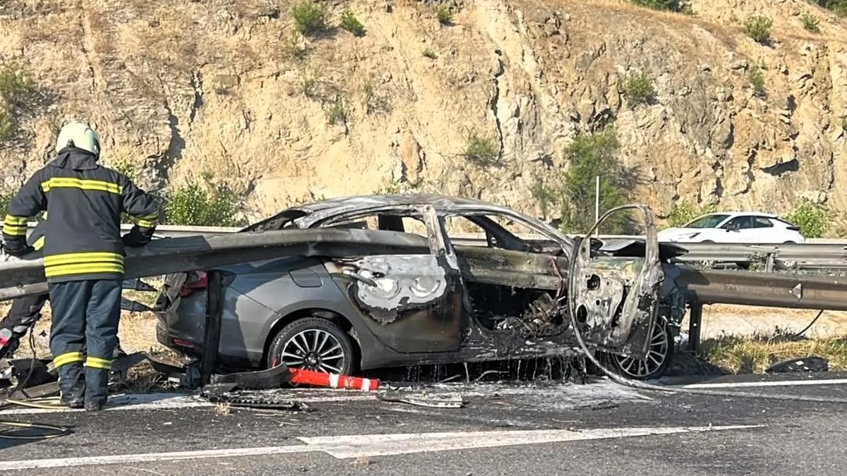 Bilecik'te Otomobil Bariyerlere Çarpıp Alev Aldı: 3 Yaralı