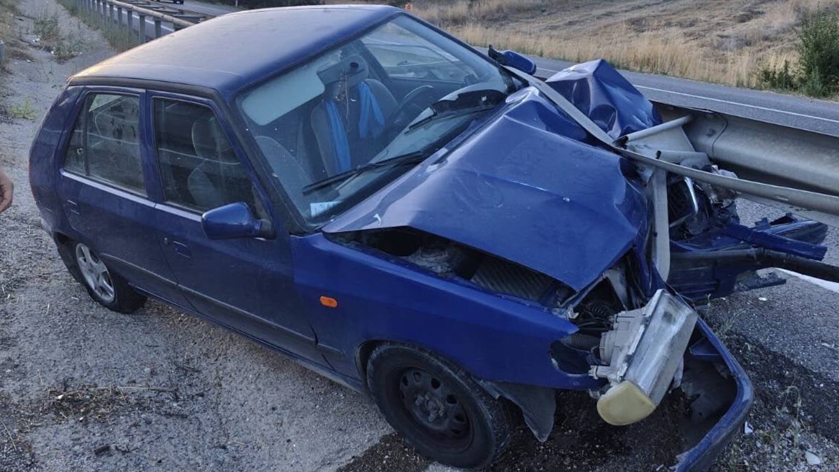 Bilecik'te otomobil refüje çarptı: 4'ü çocuk 7 yaralı