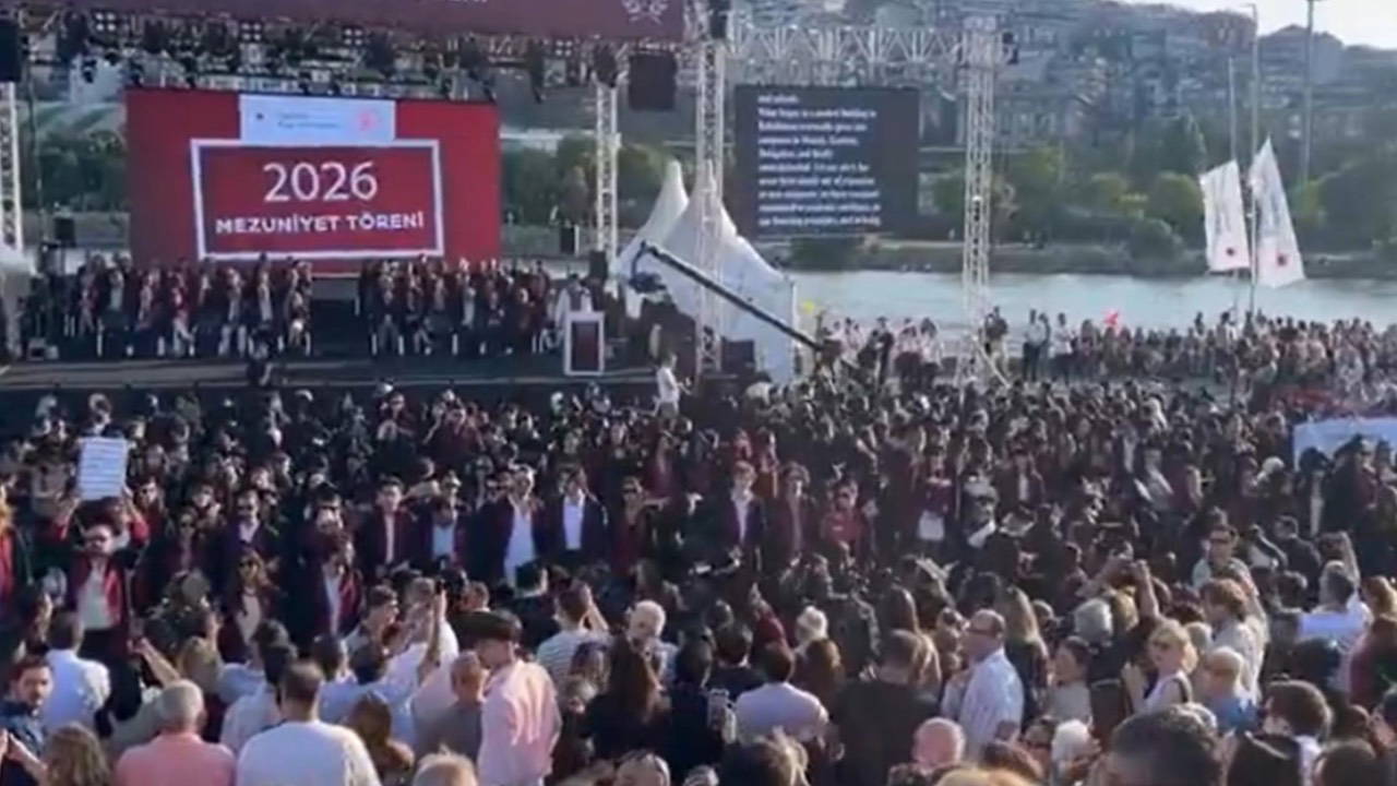 Bilgi Üniversitesi mezuniyetinde kayyım rektör protestosu