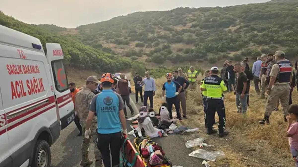 Bingöl Adaklı'da minibüs şarampole devrildi: 10 yaralı