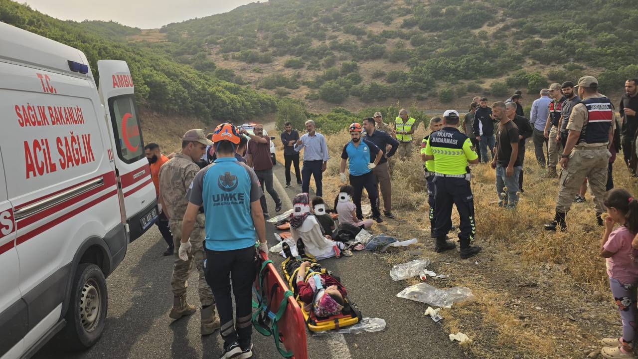 Bingöl Adaklı’da minibüs şarampole devrildi: 10 yaralı
