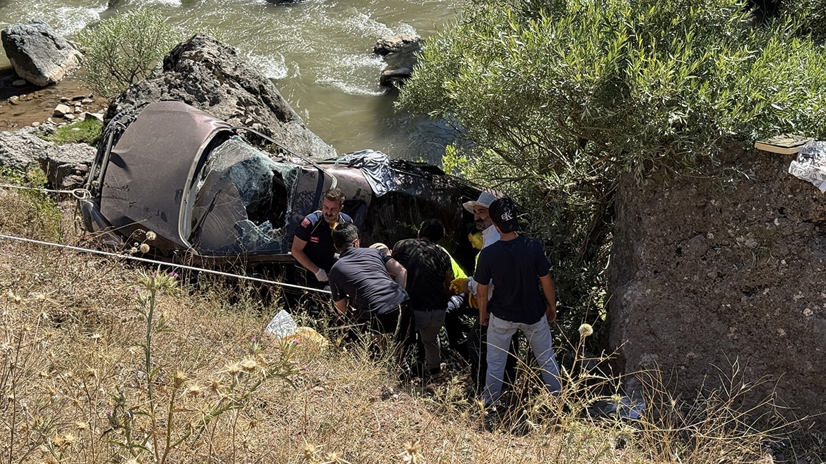 Bingöl'de Otomobil Dere Yatağına Devrildi: 1 Ölü, 4 Yaralı