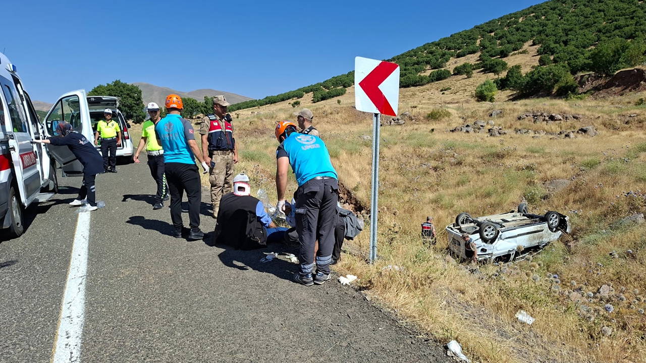 Bingöl'de Hafif Ticari Araç Şarampole Devrildi: 6 Yaralı