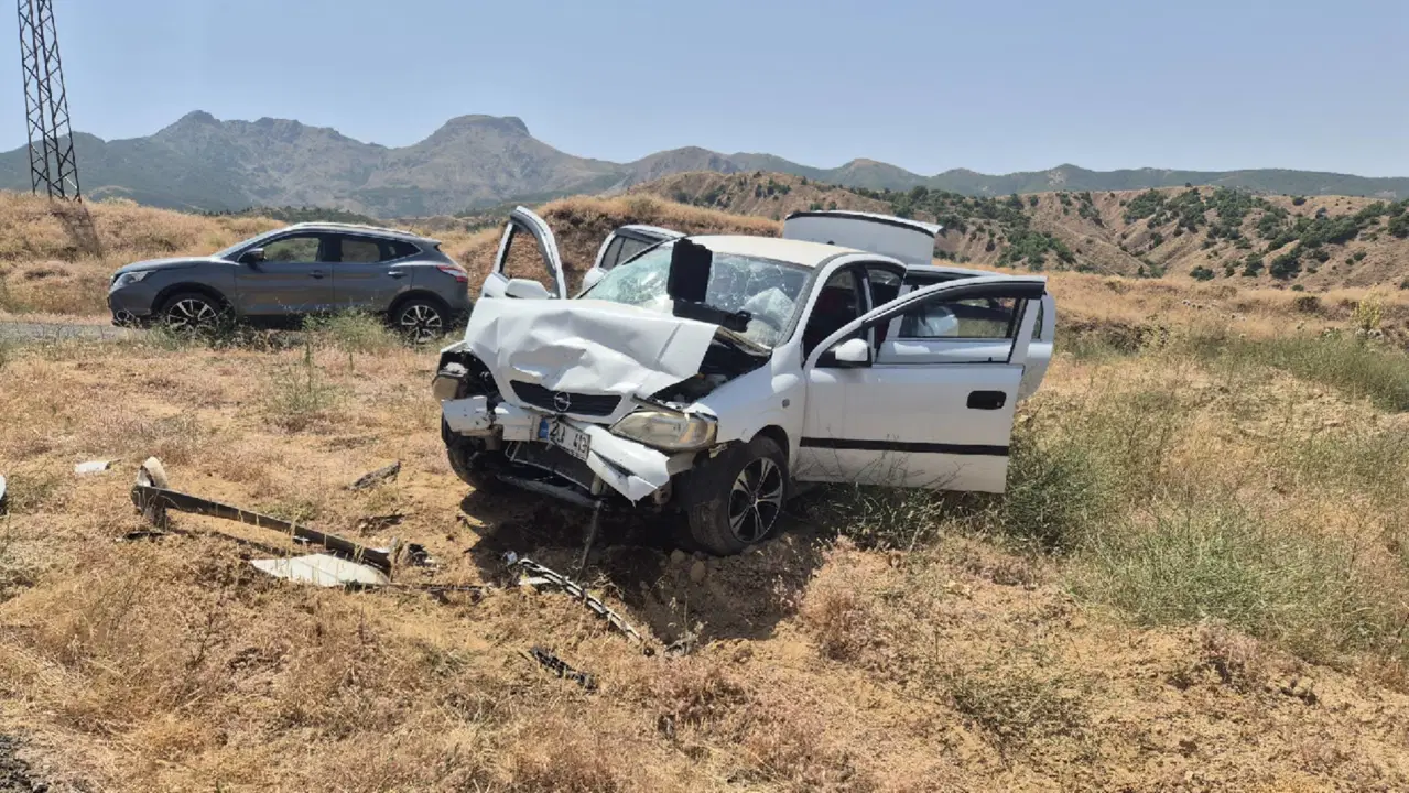 Bingöl'de İki Otomobil Kafa Kafaya Çarpıştı: 10 Yaralı