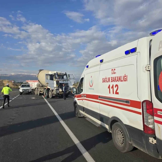 Bingöl'de Sondaj Kamyonu ile Beton Mikseri Çarpıştı: 2 Yaralı