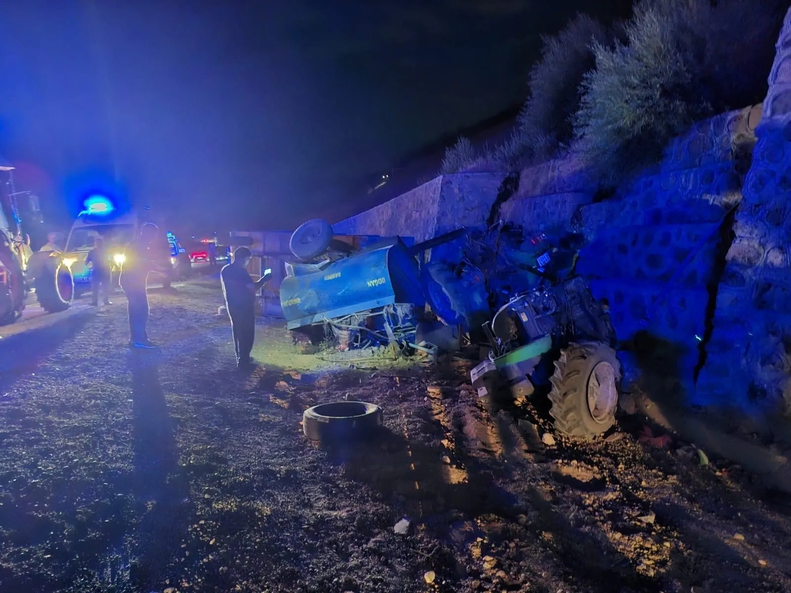 Bingöl'de traktör şarampole devrildi: 1 kişi hayatını kaybetti