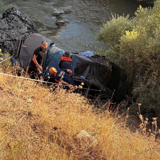 Bingöl'de araç dereye uçtu: 1 ölü, 4 yaralı