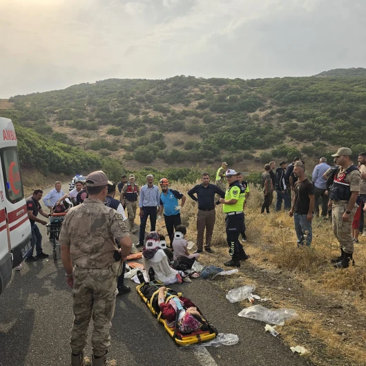Bingöl'de yolcu minibüsü şarampole devrildi: 10 yaralı