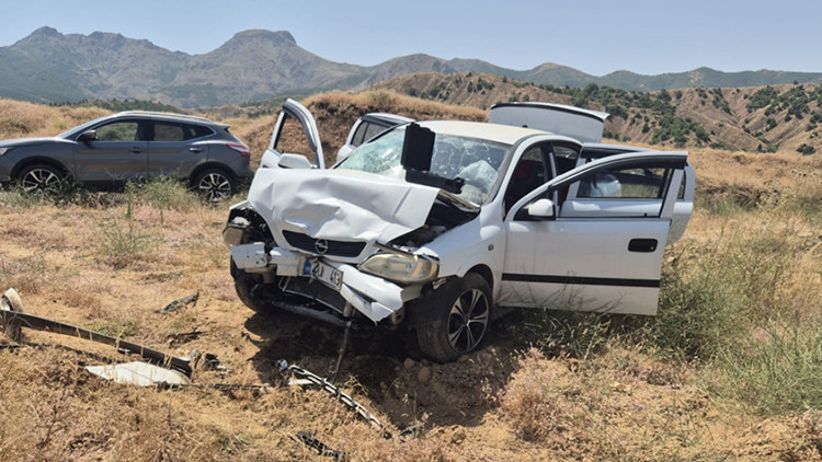 Bingöl'de Feci Kaza: Otomobiller Kafa Kafaya Çarpıştı, 10 Yaralı
