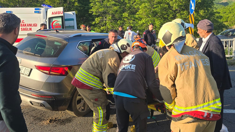 Bingöl'de köprü girişinde otomobil bariyerlere çarptı: 5 yaralı