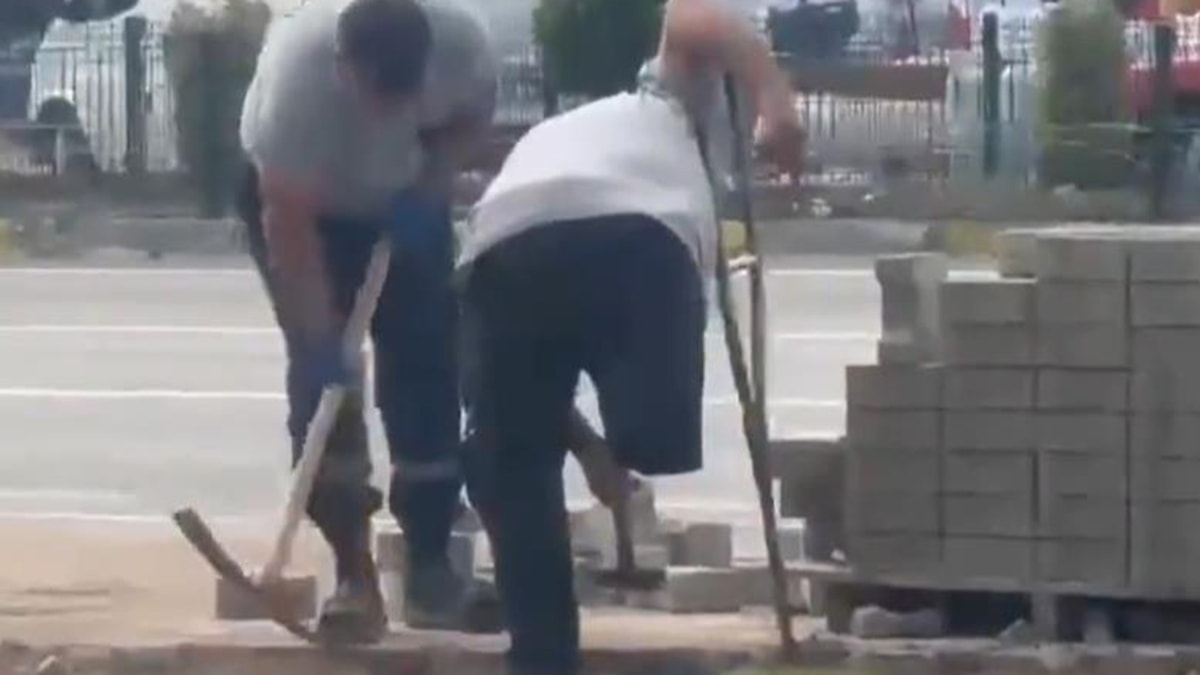 Bir Bacağı Olmayan Engelli İşçiye Kilit Taşı Döşettiler