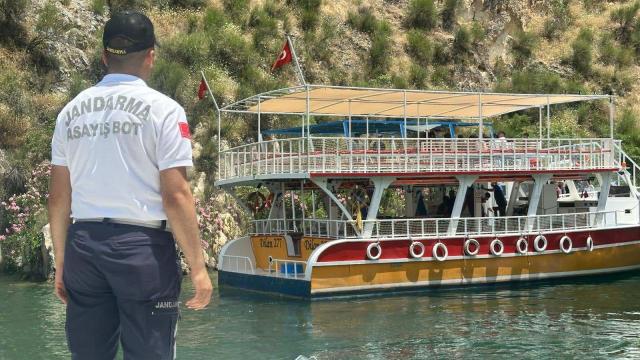 Birecik Baraj Gölü'nde arızalanan tekne: 40 kişi kurtarıldı