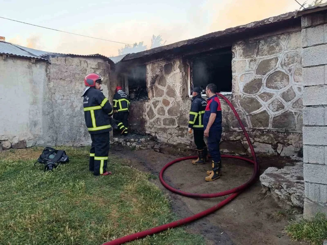 Bitlis'te feci yangın: 22 kişilik aile uykuda yakalandı, tır şoförü kahraman gibi yetişti