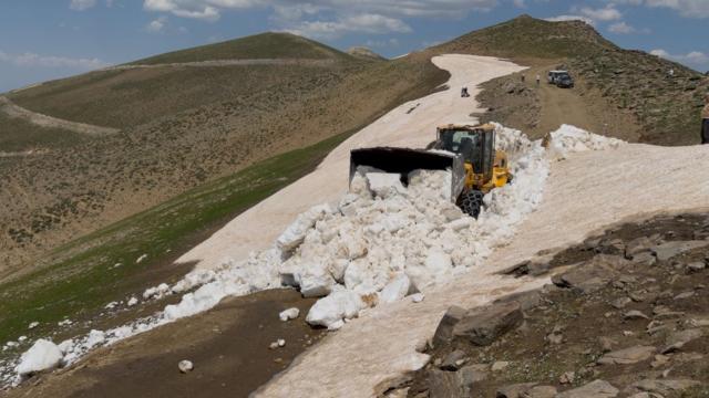 Bitlis'te Temmuz Sıcağında Kar Mücadelesi Sürüyor