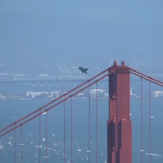 Blue Angels San Francisco Körfezi'nde göz kamaştırdı
