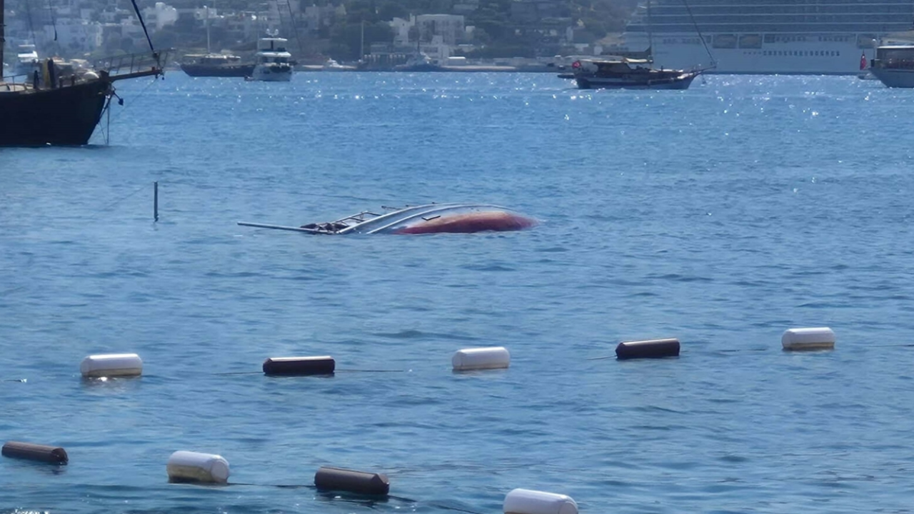 Bodrum'da Su Alan Yelkenli Tekne Battı