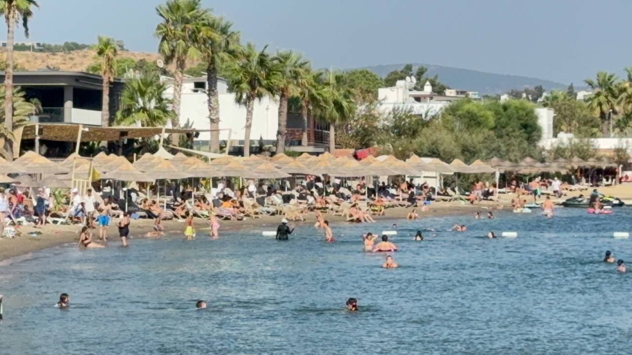 Bodrum'da kavurucu sıcak: Deniz sezonu erken açıldı