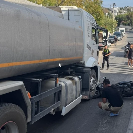 Bodrum'da Motosiklet Su Tankerinin Altında Sıkıştı: Sürücü Kurtarıldı