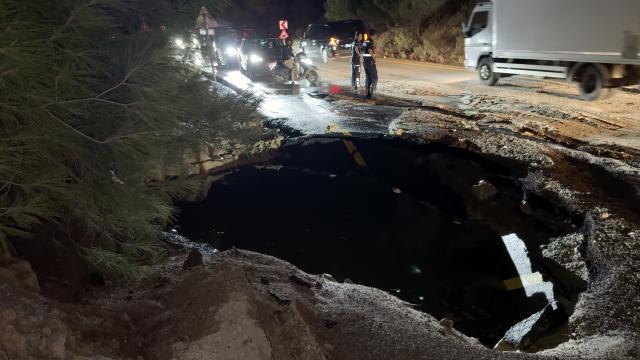 Bodrum'da su isale hattı patladı: Ulaşım tek şeritten