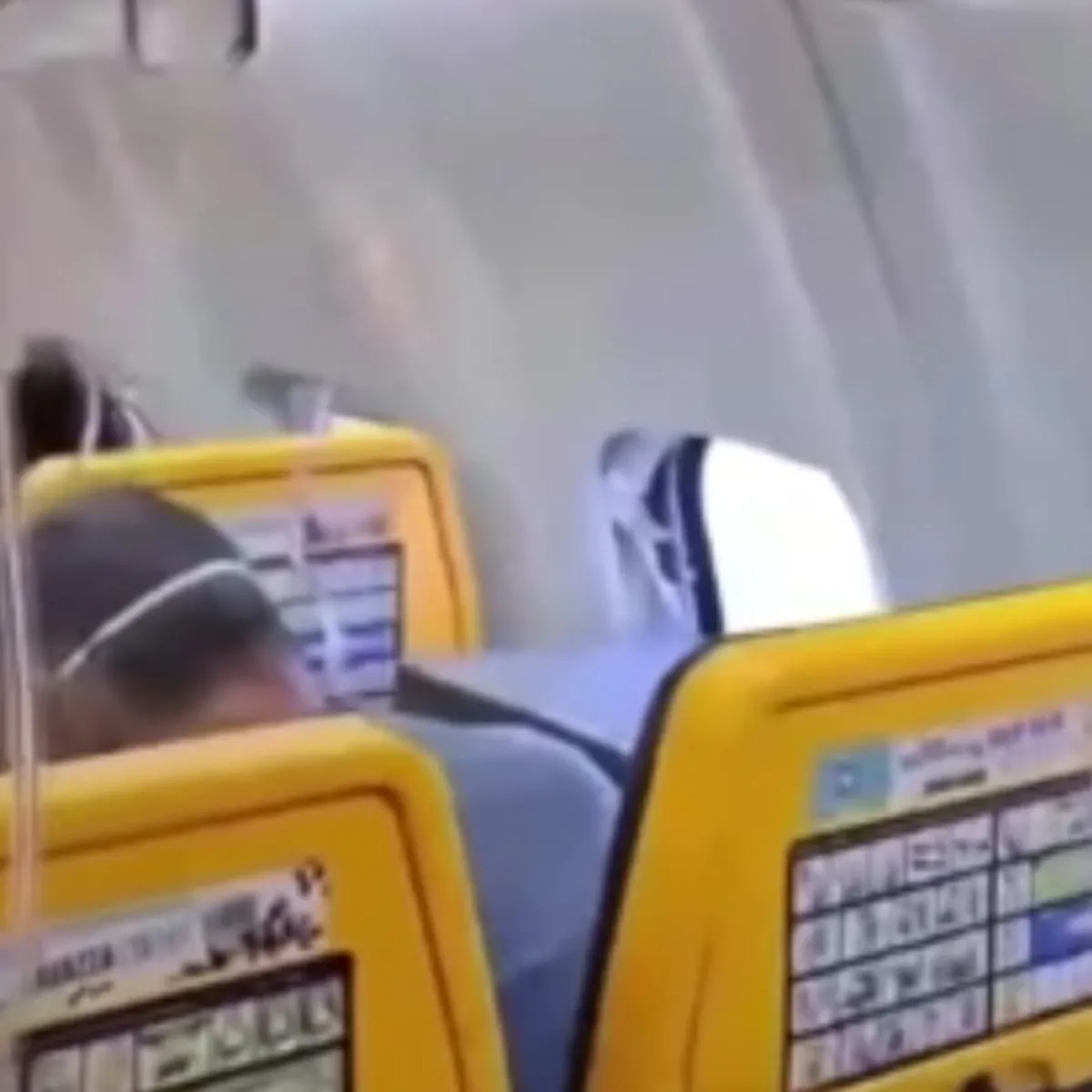 Boeing 737'nin camı kırıldı: Yolcu dışarı çekildi, korku dolu anlar kamerada
