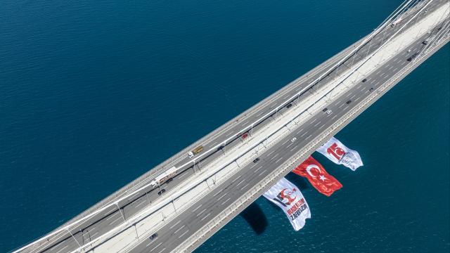 Boğaz köprülerine 15 Temmuz için dev Türk bayrakları asıldı