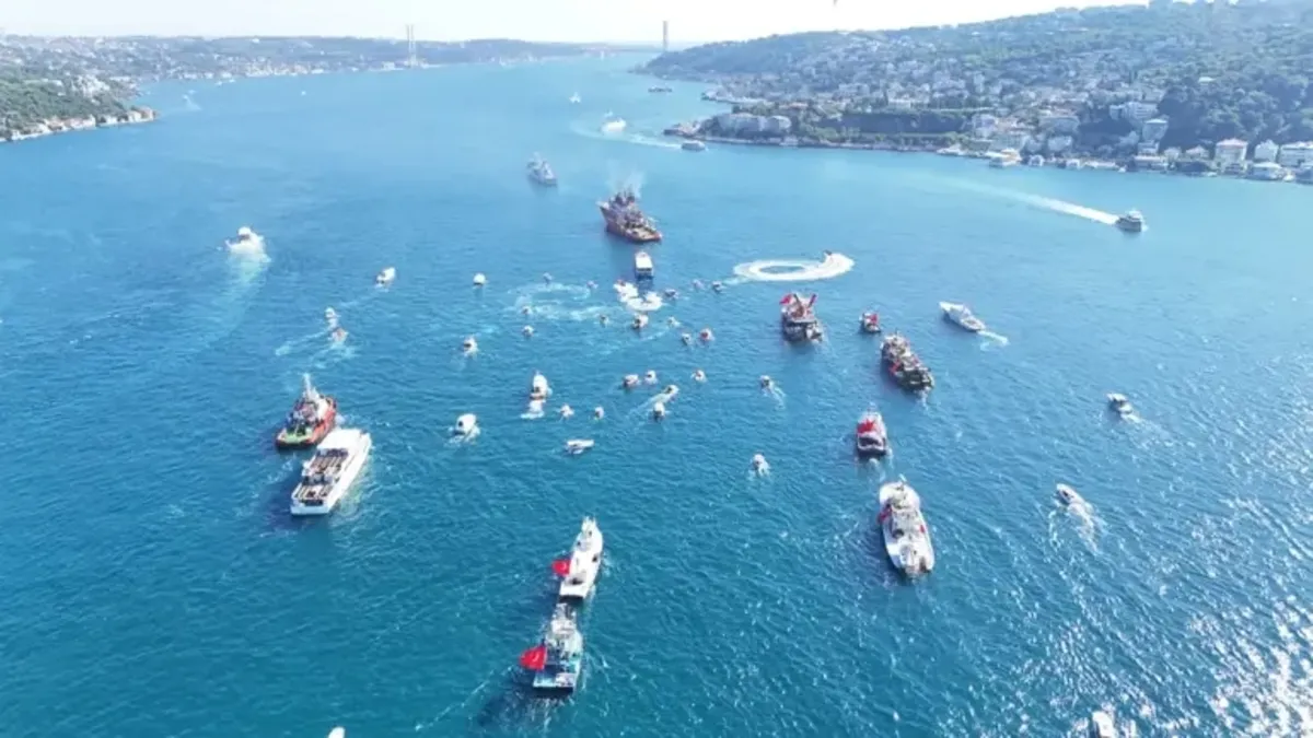 Boğaz'da 'Denizden Karaya 15 Temmuz' korteji: 253 şehit anısına 253 tekne