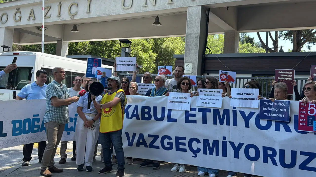 Boğaziçi'nde Prof. Tuğcu'nun ihracı protesto: ‘Akademik özgürlüğe darbe’