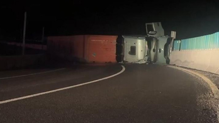Bolu Dağı'nda mühimmat yüklü TIR devrildi: İstanbul yolu kapandı